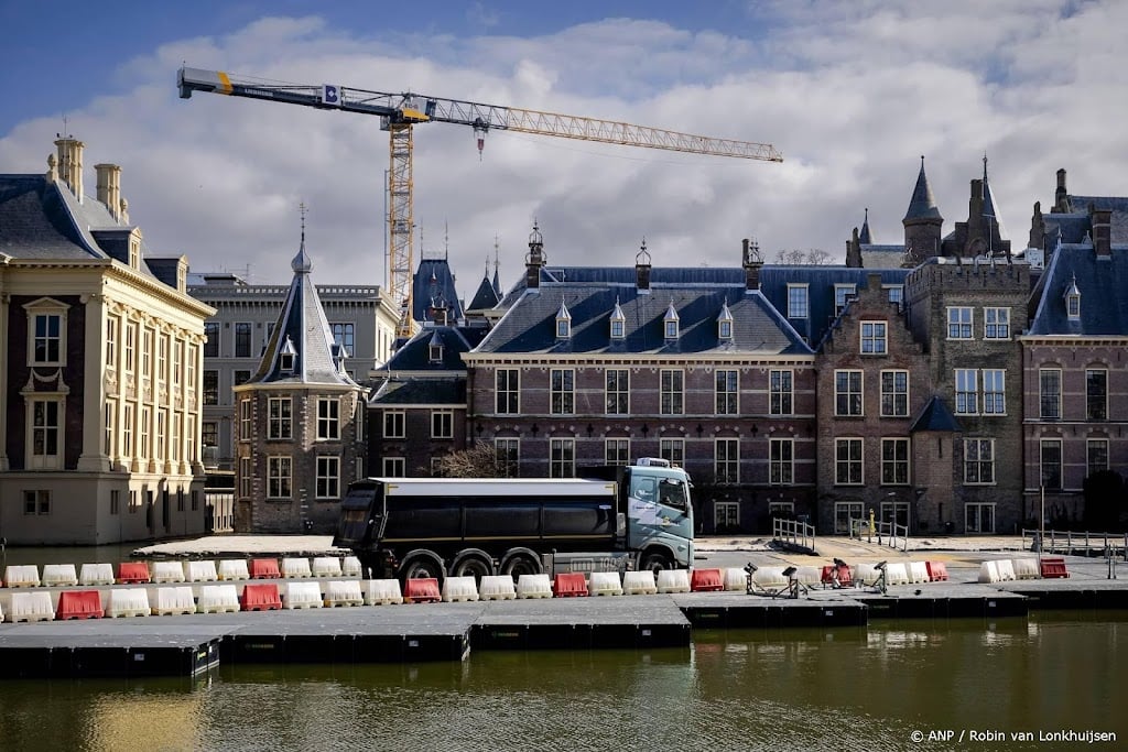 Bonden waarschuwen: schijnzelfstandigen bij renovatie Binnenhof