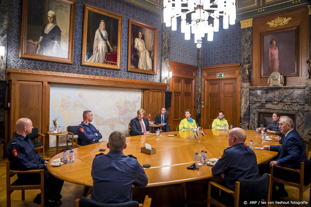 Koning spreekt met Rotterdamse politie en brandweer over rellen