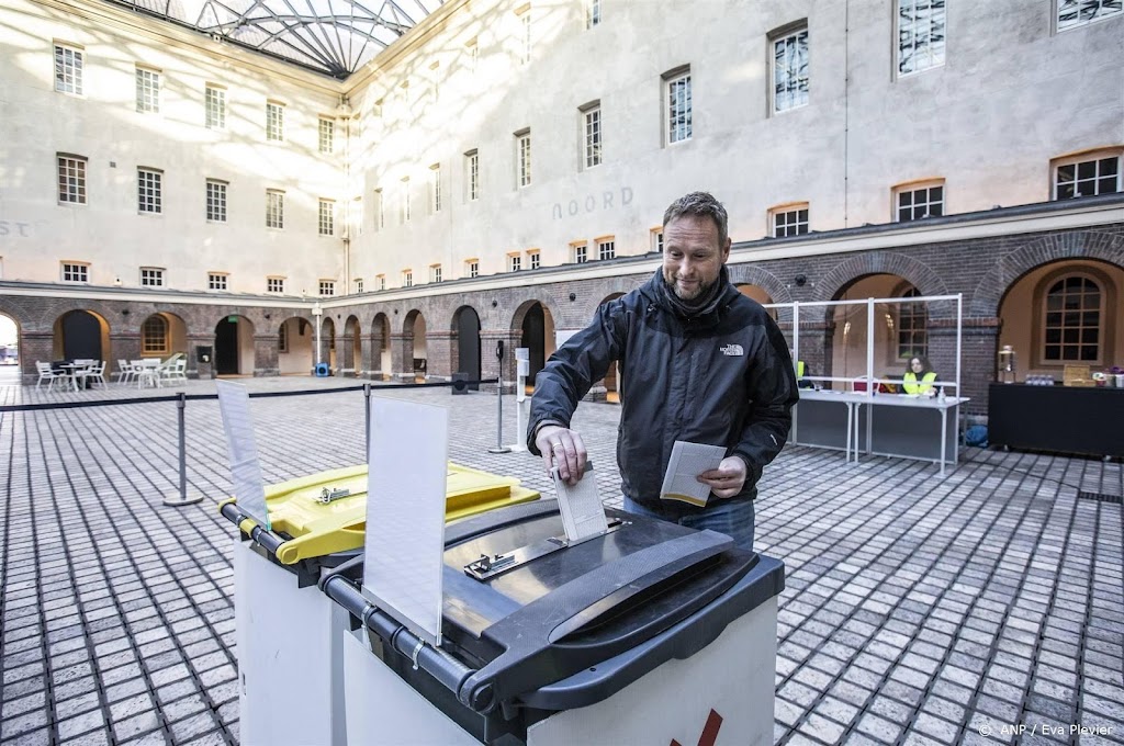 Nederland naar stembus op ongekend spannende verkiezingsdag