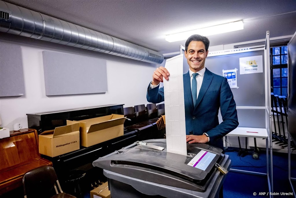 D66-partijleider Rob Jetten brengt stem uit in Den Haag