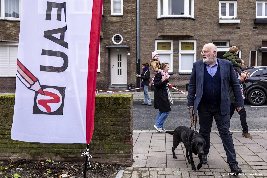 Frans Timmermans (GL-PvdA) stemt in buurtcentrum Maastricht