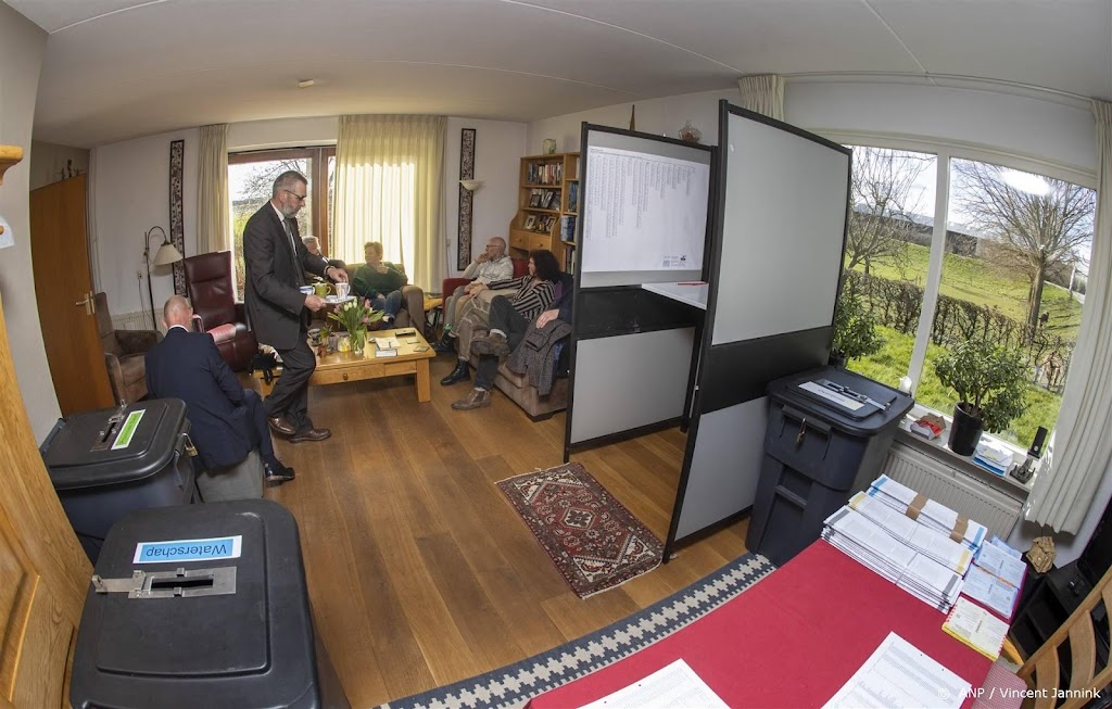 'Drukte' en koffie in het kleinste stembureau van Nederland
