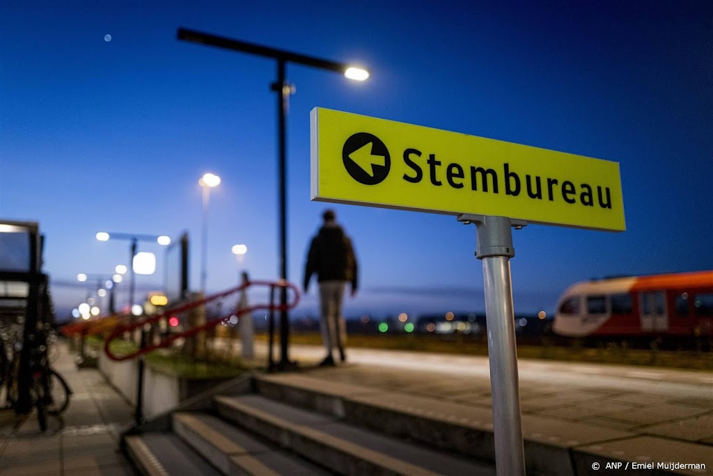 Stembureaus op stations al hele dag goed bezocht