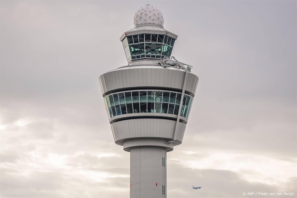 Tientallen vluchten op Schiphol geannuleerd door winterweer