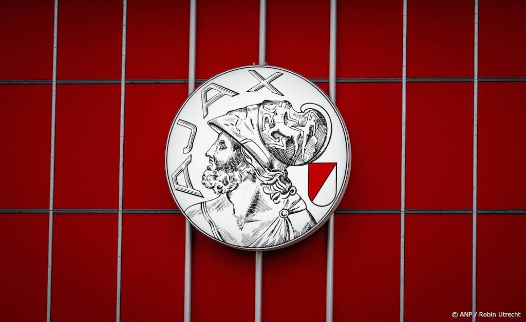 Ajax speelt met speciale shirts voor Nouri Foundation