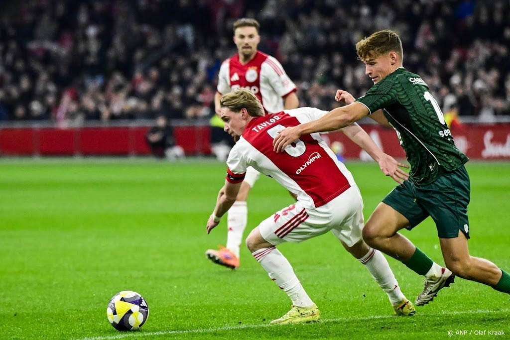 Naujoks vergroot problemen Ajax met twee treffers voor Excelsior