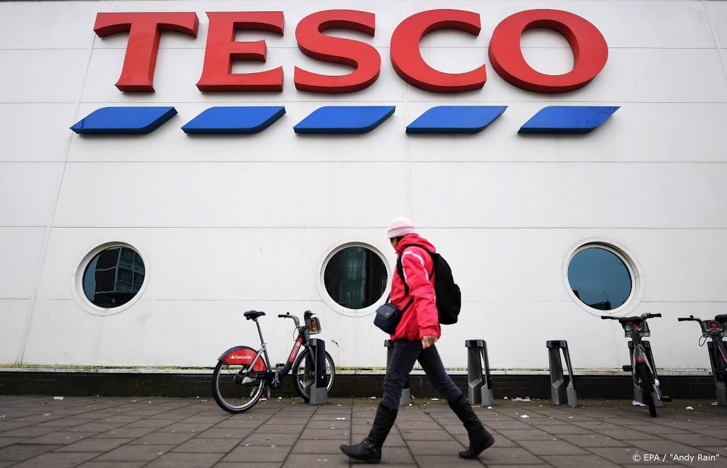 Supermarktgigant Tesco boycot fabriek om kerstkaart