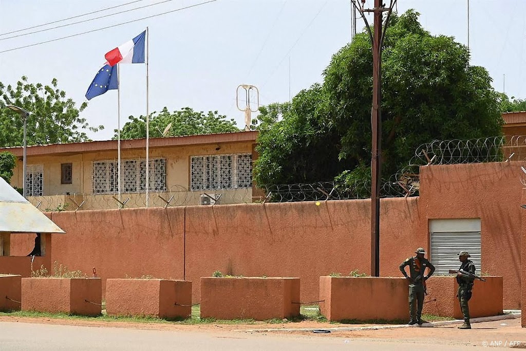 Frankrijk haalt laatste troepen weg uit Niger en sluit ambassade