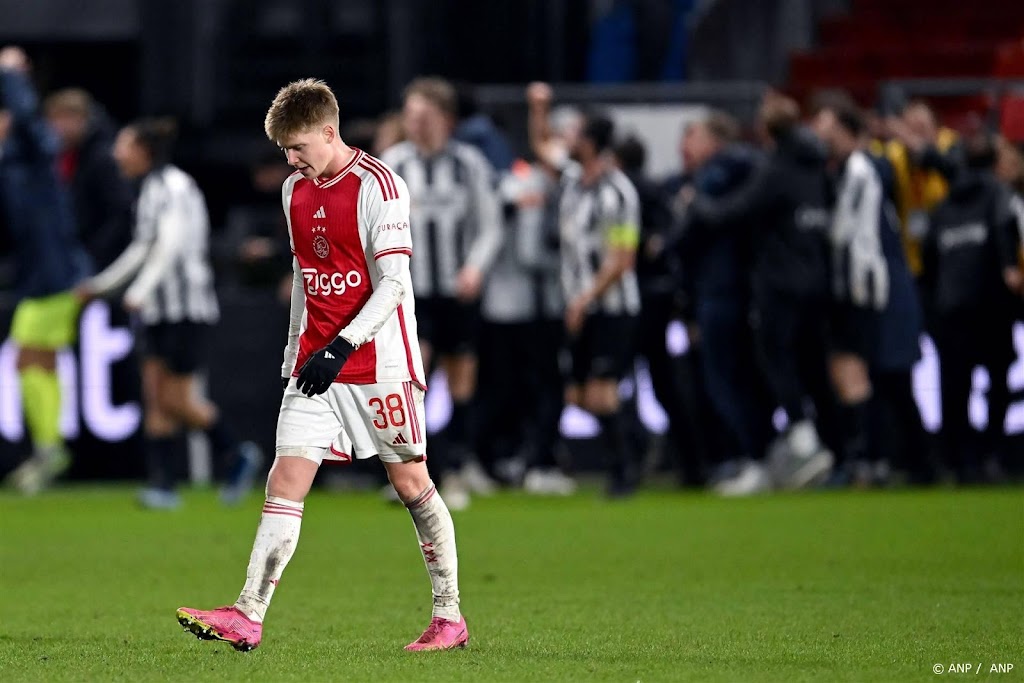Buitenlandse media zien dat 'gifbeker nog niet leeg is bij Ajax'