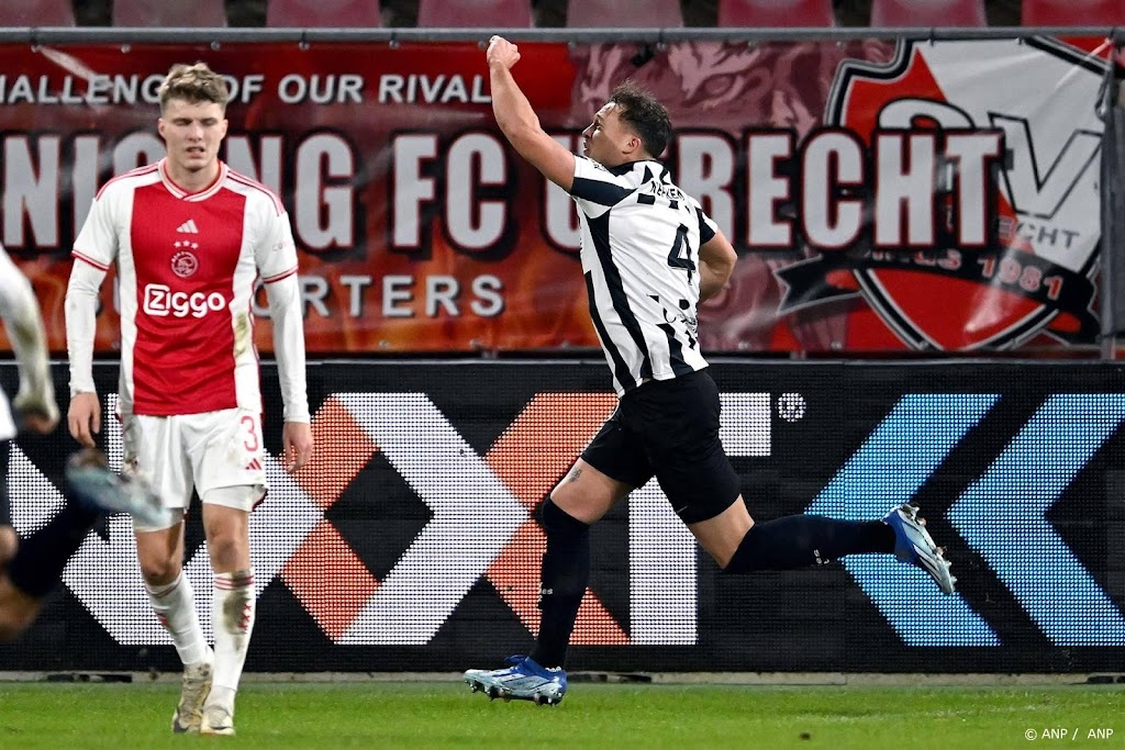 Ajax schaamt zich diep en compenseert meegereisde supporters