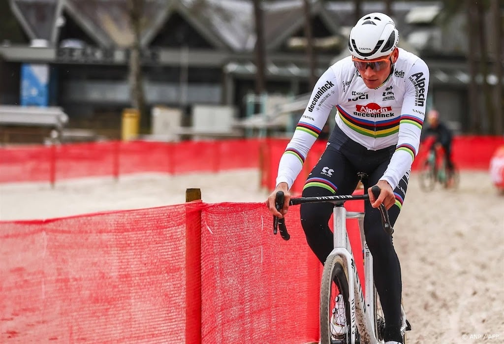 Van der Poel troeft Van Aert af bij Zilvermeercross in Mol 
