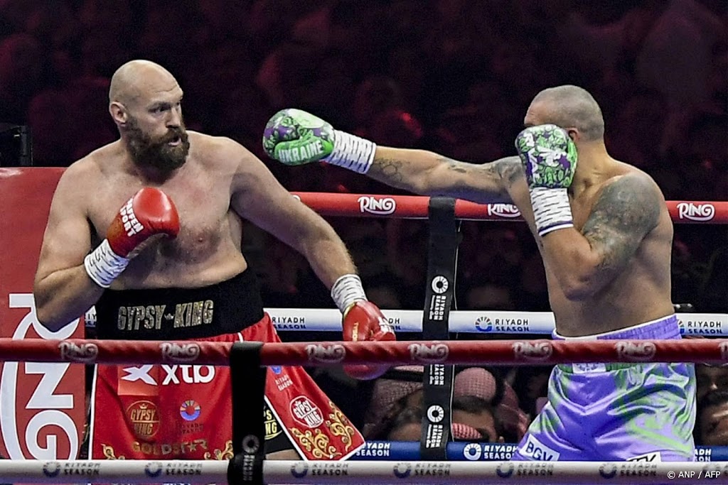 Bokser Oesyk verslaat weer Fury en behoudt titels zwaargewichten