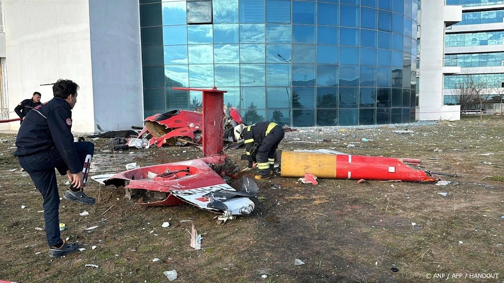 Helikopter vliegt tegen ziekenhuis in Turkije, vier doden