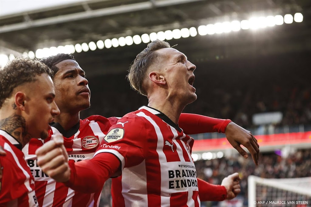 PSV boekt in topper ruime thuiszege (3-0) op Feyenoord