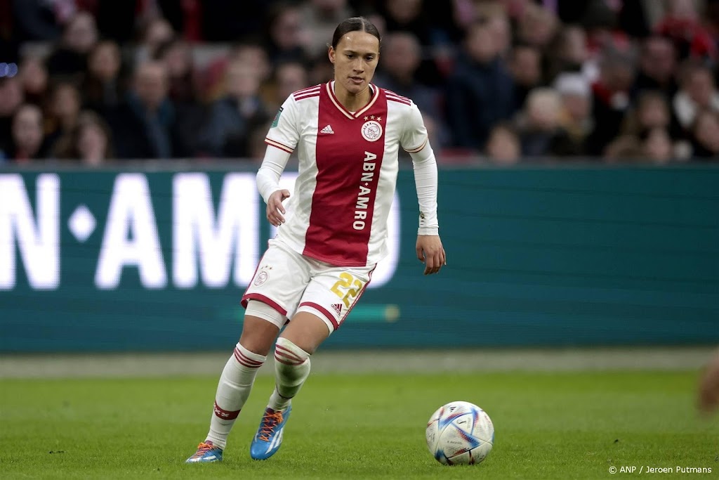 Voetbalsters Ajax na zege op Excelsior in punten gelijk met PSV