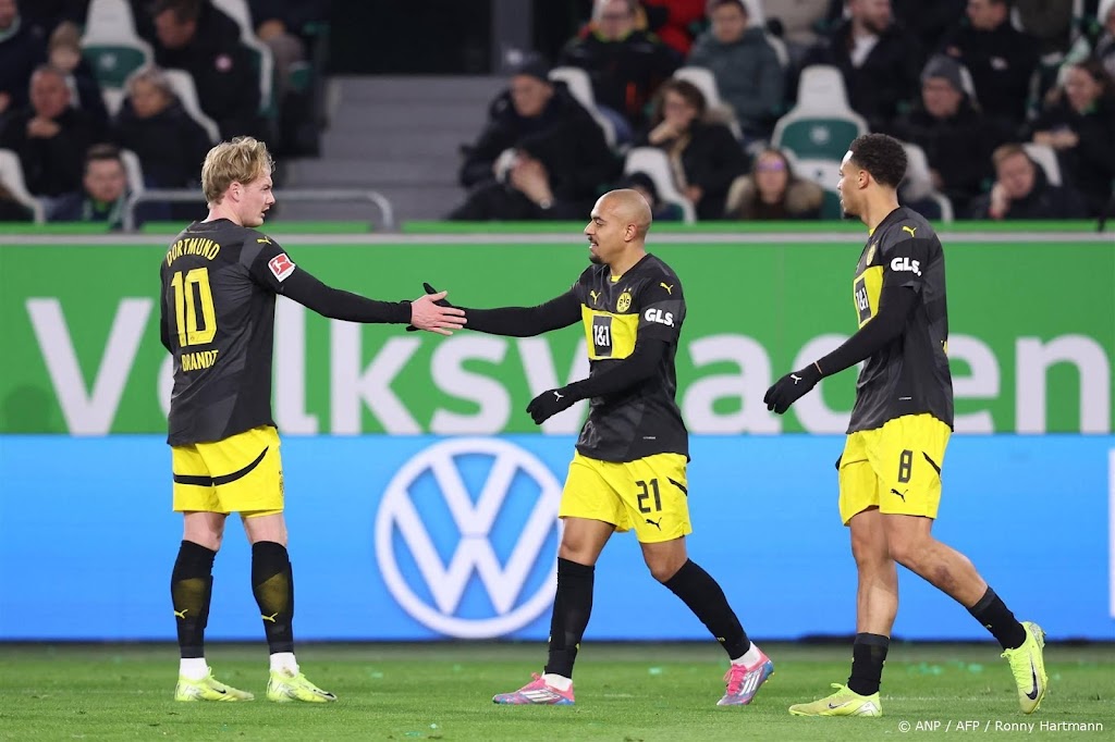 Borussia Dortmund wint na openingstreffer Malen van Wolfsburg