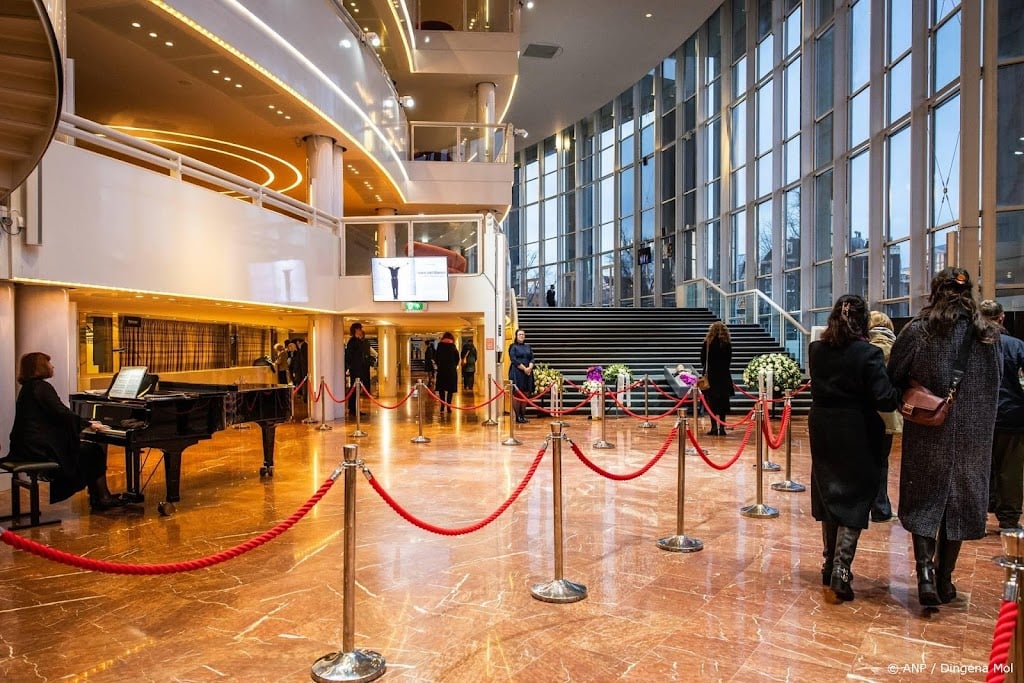 Publiek neemt afscheid van overleden Hans van Manen