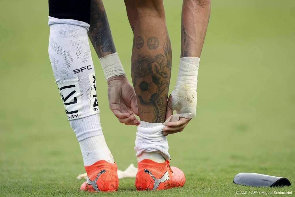 Neymar succesvol geopereerd aan linkerknie