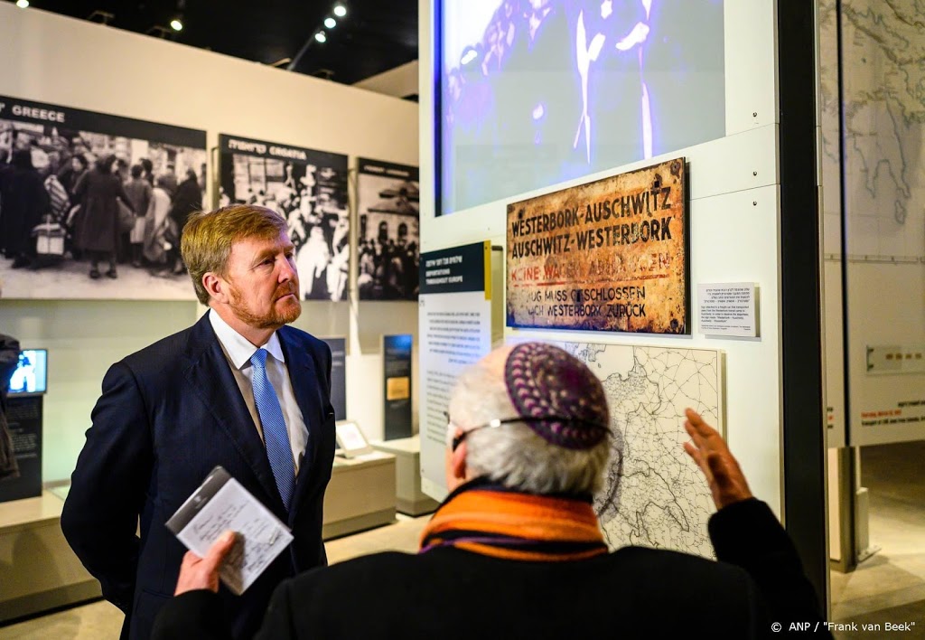 Koning rondgeleid door herdenkingscentrum in Israël