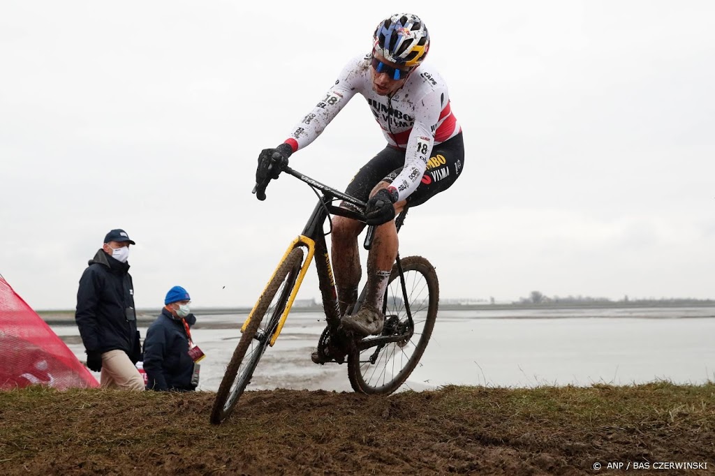 Ploeggenoot Van Aert: hoop voor Dumoulin dat het goedkomt