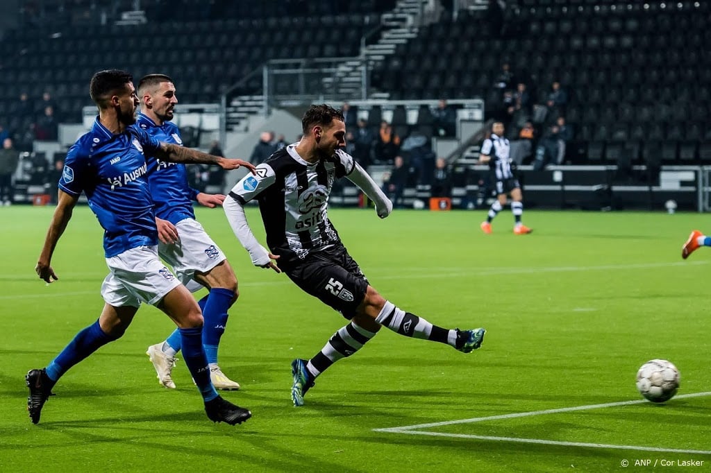 Heracles wint door late treffer van Heerenveen 