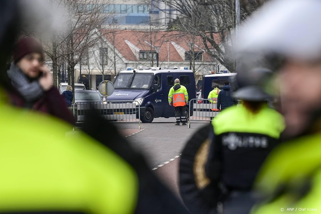 Tientallen mensen aangehouden bij Philips-stadion rond PSV - Ajax