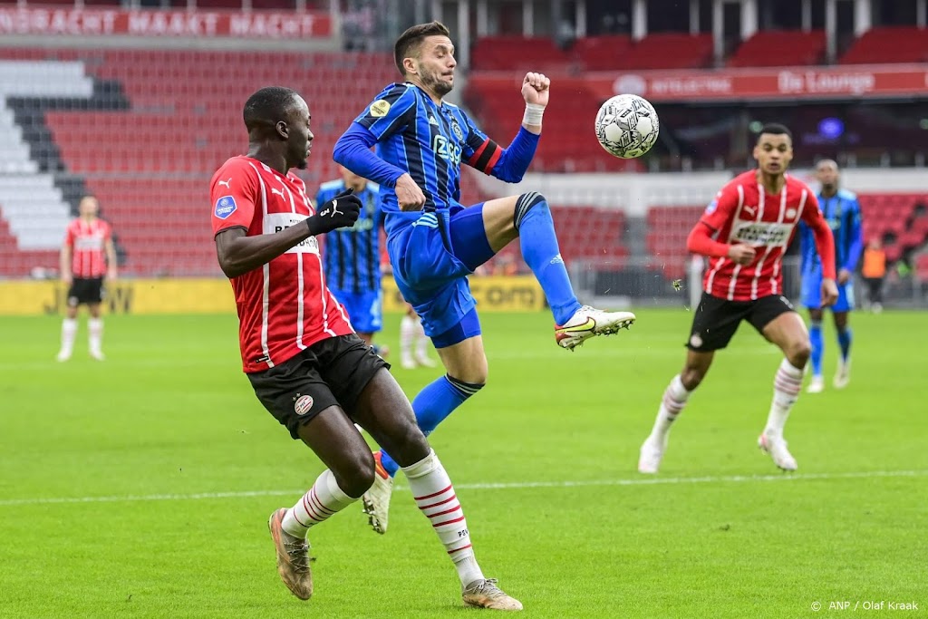 Omstreden treffer Mazraoui helpt Ajax langs PSV en terug aan kop