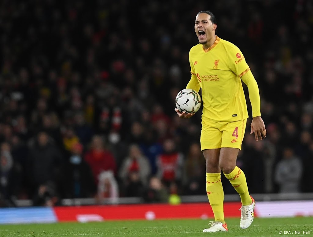 Van Dijk helpt Liverpool met rake kopbal aan zege