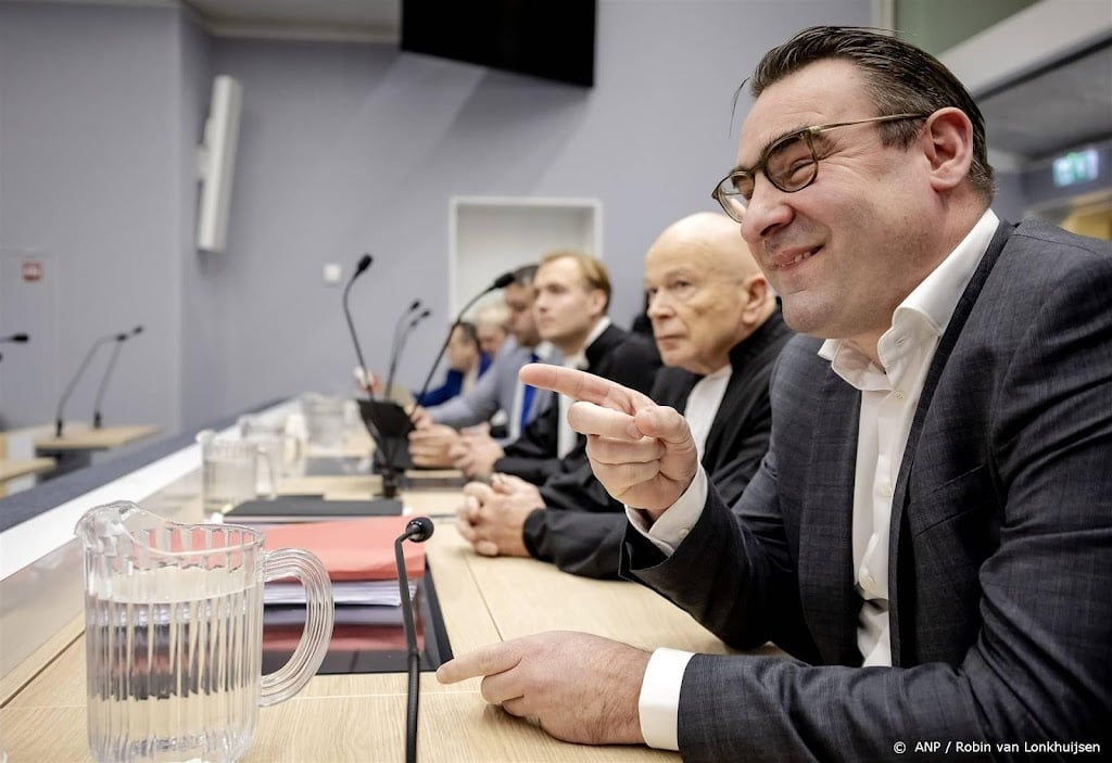 Drukte bij zaak tegen Richard de Mos, hij noemt zaak 'spannend'