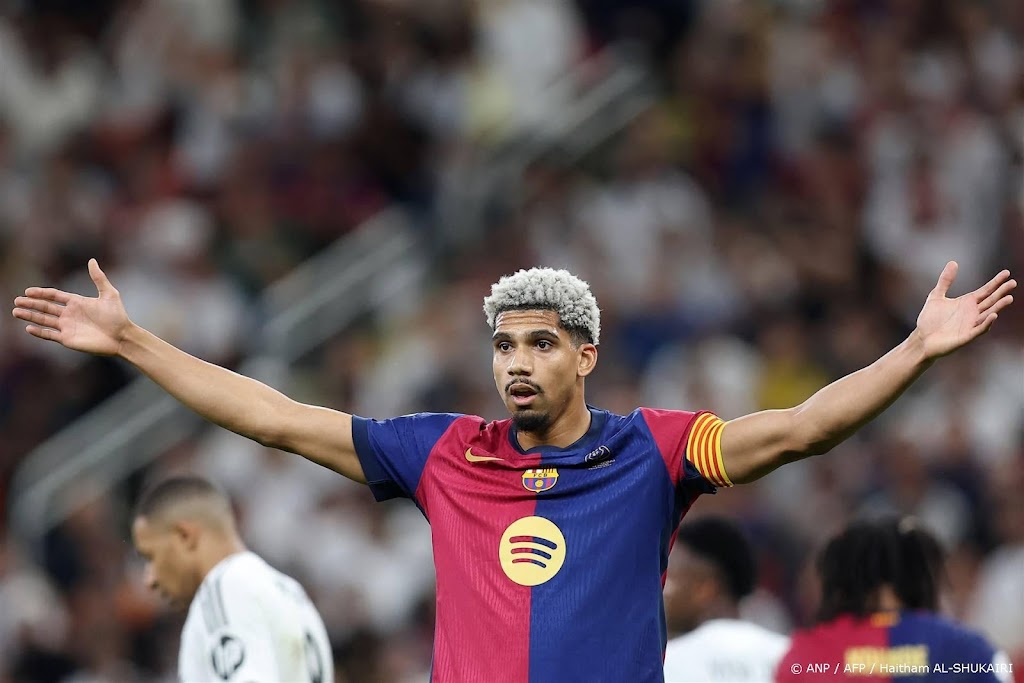 Barcelona legt verdediger Araújo vast tot zomer 2031