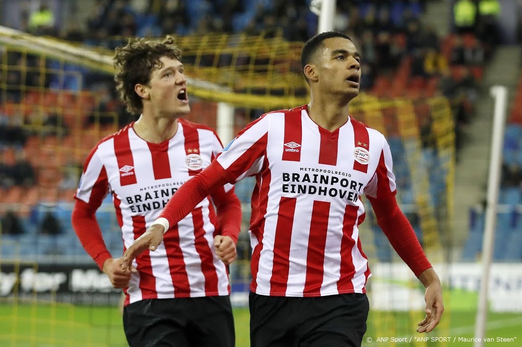 PSV knokt zich terug van achterstand en behaalt derde zege op rij