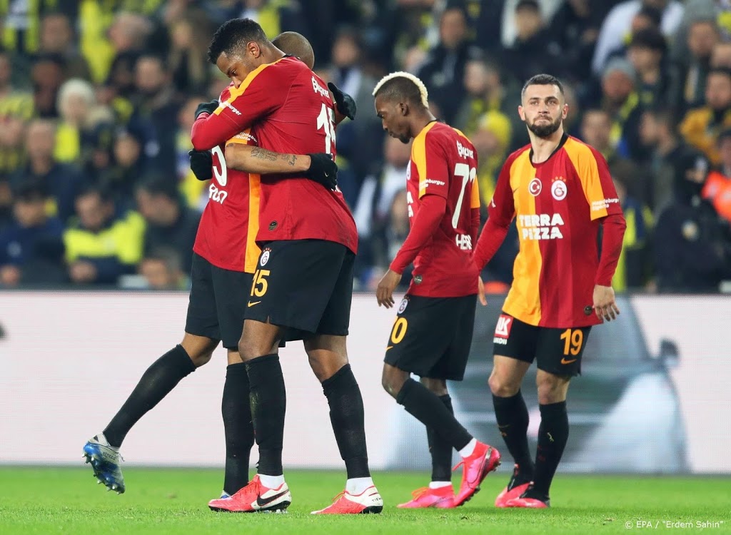 Donk helpt Galatasaray aan zege op Fenerbahçe