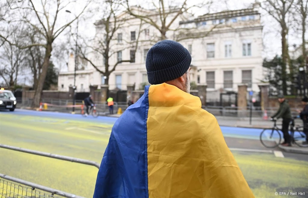 Straat Russische ambassade in Londen kleurt Oekraïens blauw-geel