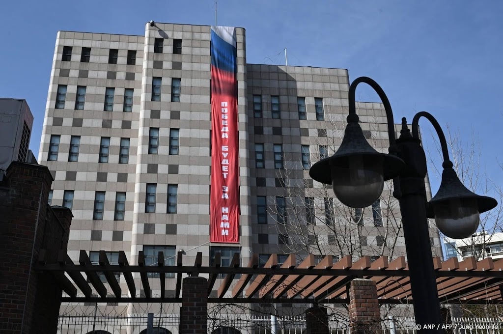 Zuid-Korea boos over spandoek Russische ambassade Seoul