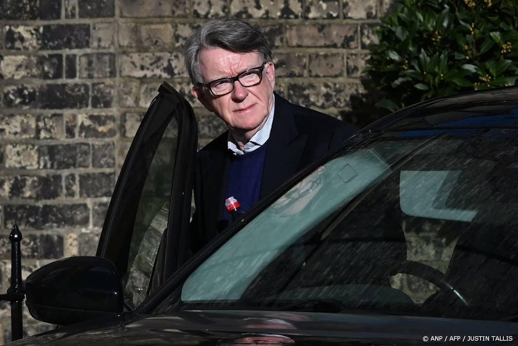 Omstreden Mandelson meegenomen door politie