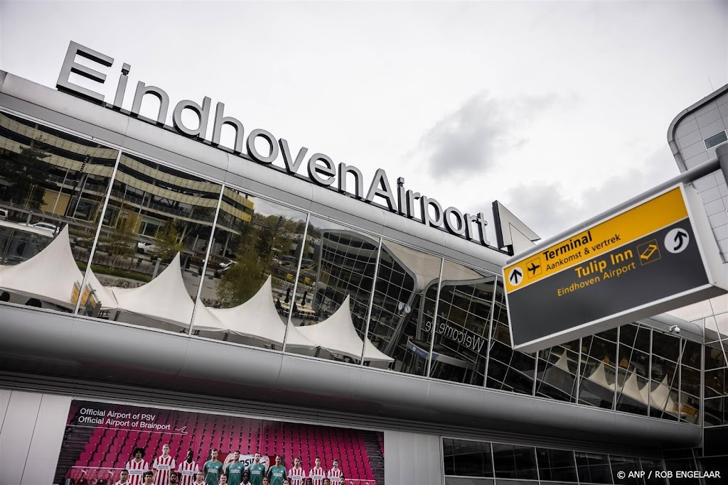 Klimaatactivisten verwijderd uit vertrekhal Eindhoven Airport