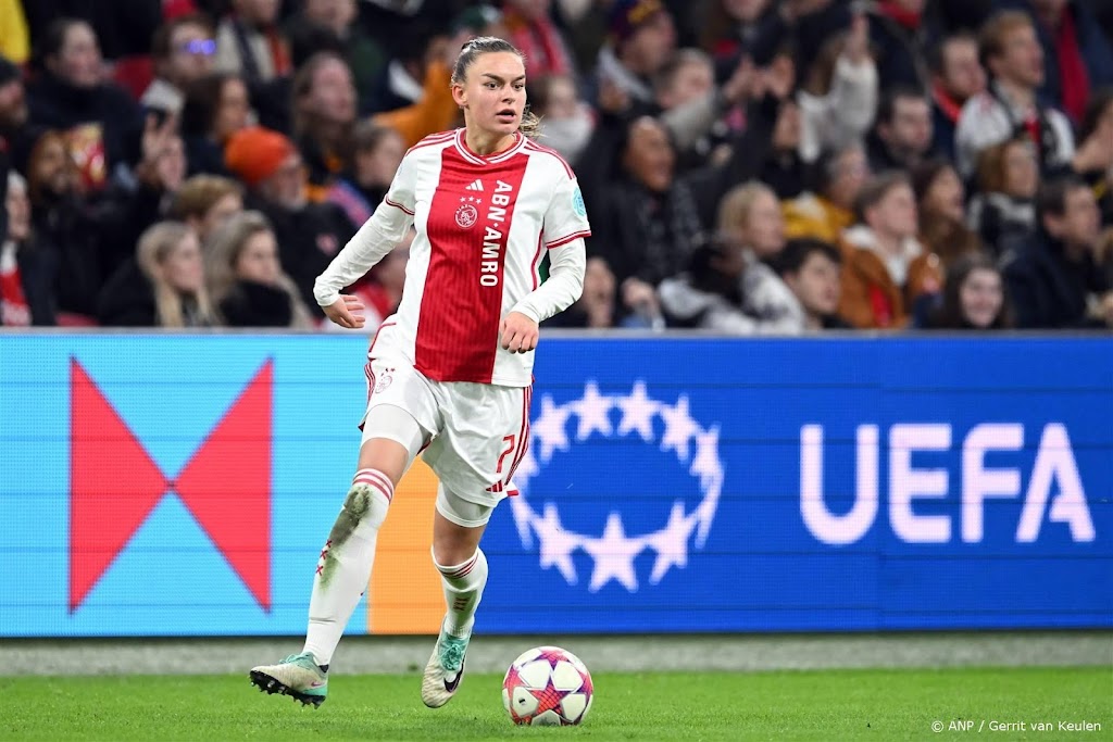 Leuchter helpt voetbalsters Ajax met drie treffers aan zege
