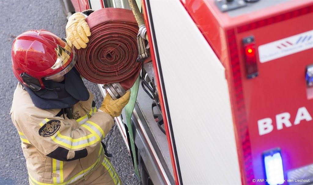 Brandweer redt boerderij bij akkerbrand Zeeuwse Biervliet