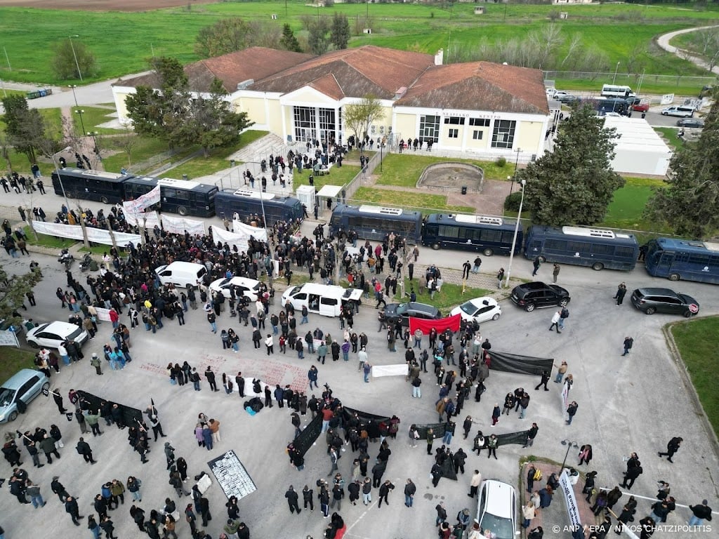Rechtszaak rond Griekse treinramp uitgesteld om drukte