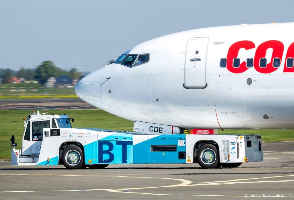 Schiphol start proef met taxiën vliegtuig door sleepvoertuig