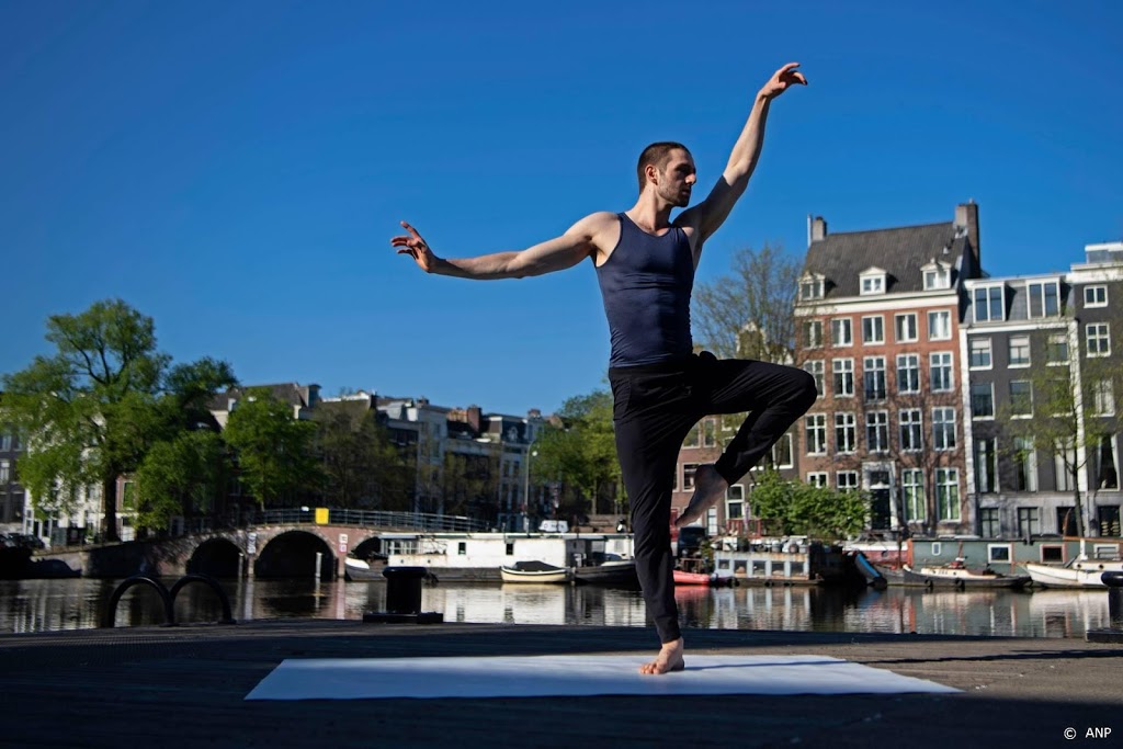 Leden Nationale Ballet dansen solo op straat voor filmproject