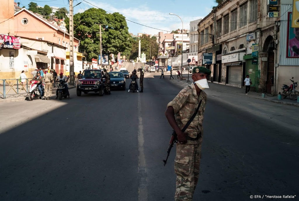 Leger Madagaskar deelt 'wondermiddel' tegen coronavirus uit