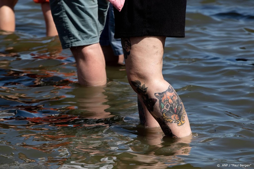 'Houd ook bij zwemmen in open water 1,5 meter afstand'