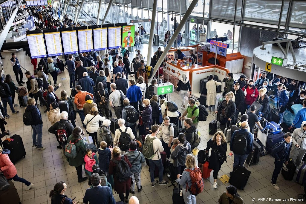 Drukte op Schiphol tijdens staking KLM-personeel