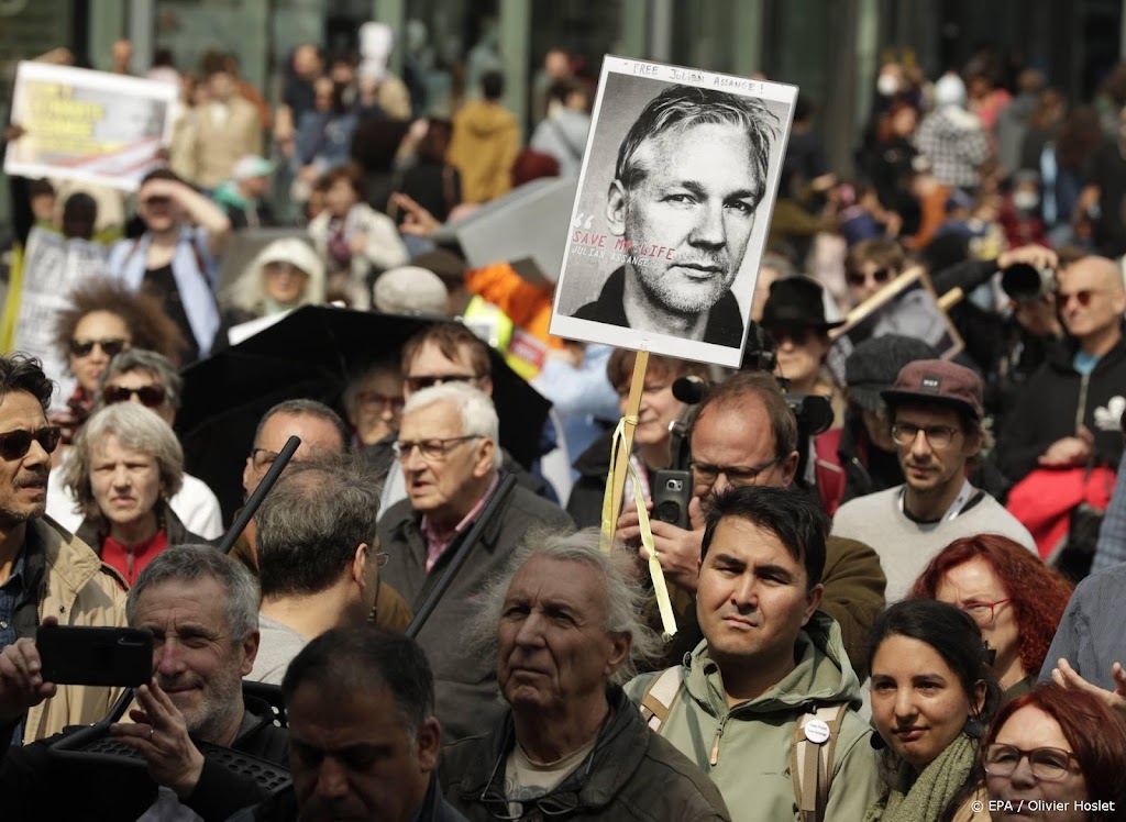 Paar honderd mensen betuigen Assange steun