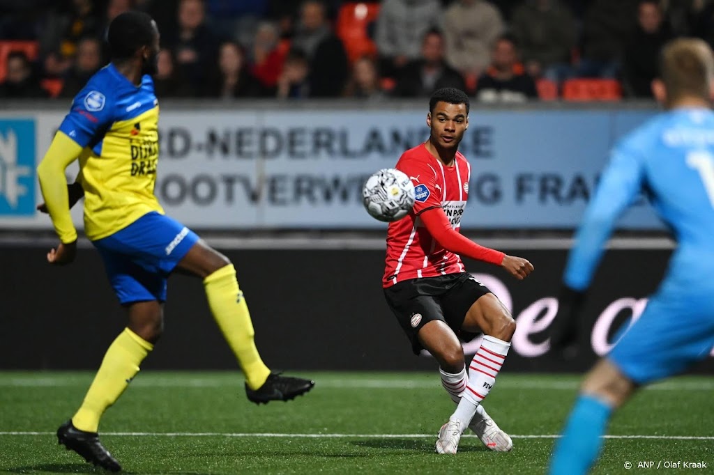 PSV houdt kansen op landstitel levend na nipte zege bij Cambuur