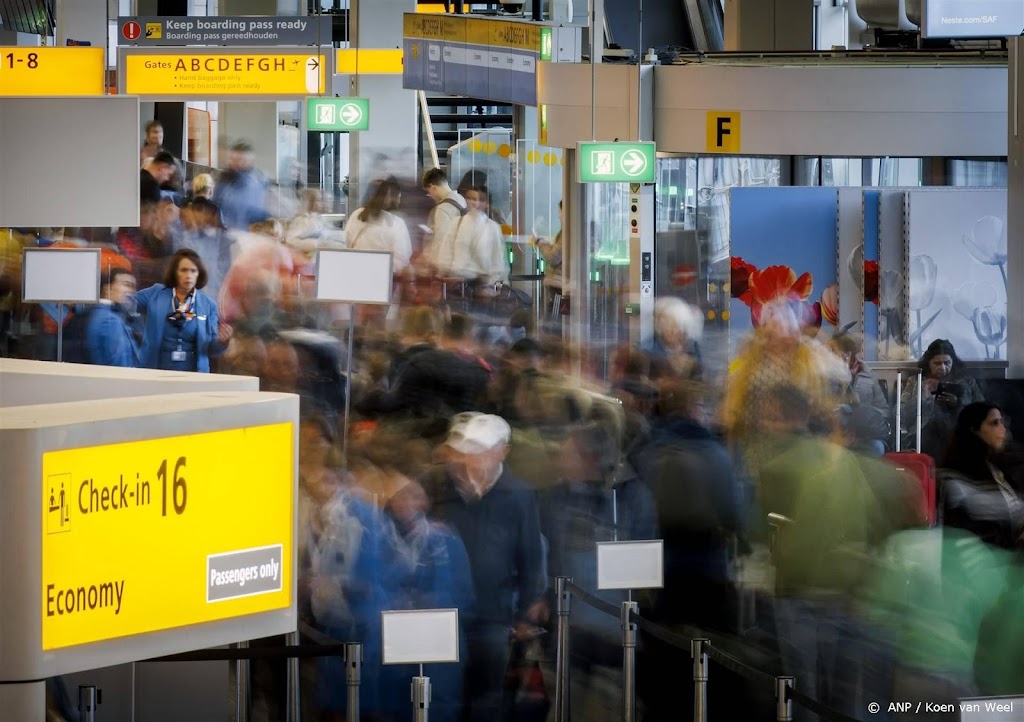 Schiphol: opnieuw druk in vertrekhal, maar wachttijden zijn kort