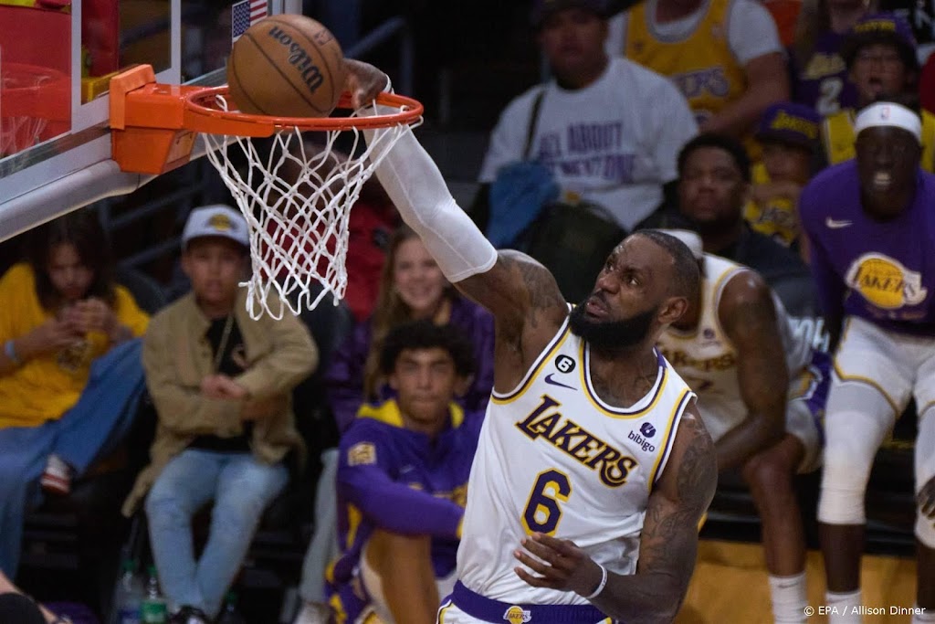 Basketballers Davis en LeBron James leiden Lakers naar zege 