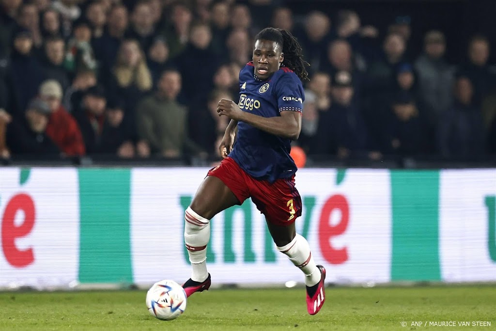 Verdediger Bassey vervangt bij Ajax geschorste Álvarez