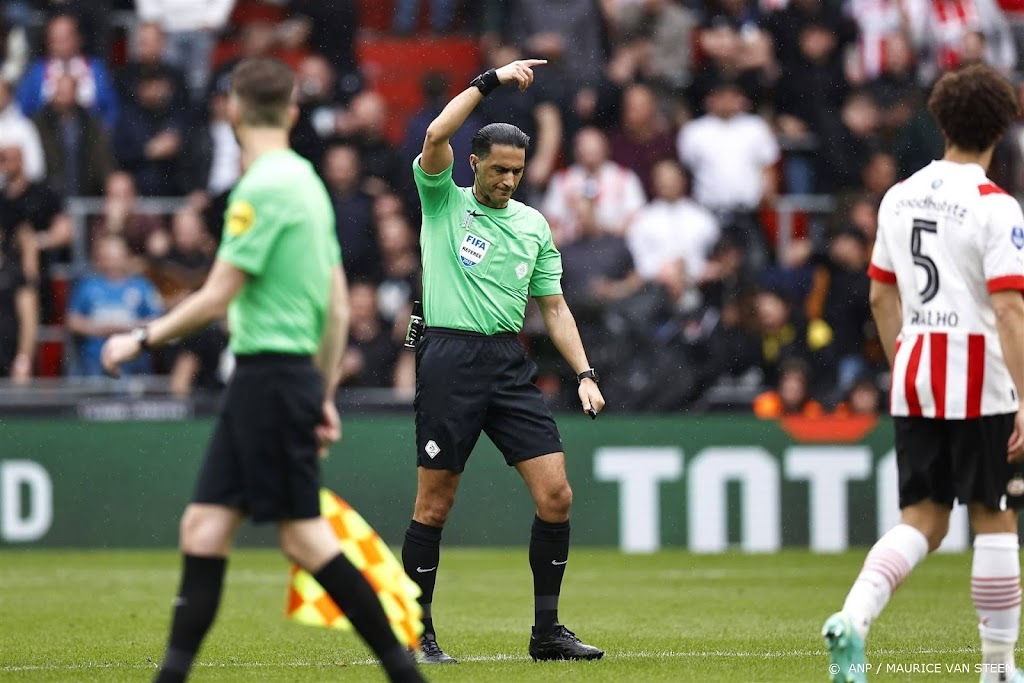 Topper PSV-Ajax even gestaakt na gooien voorwerpen op veld